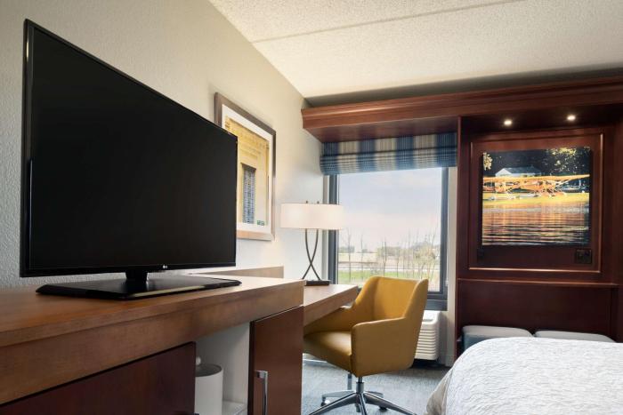 hampton inn appleton fox river mall area