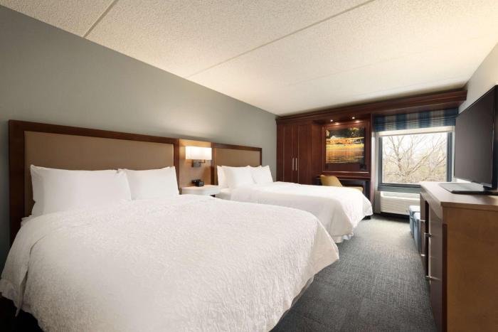 hampton inn appleton fox river mall area
