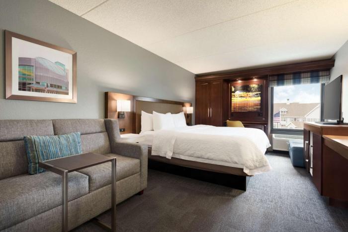 hampton inn appleton fox river mall area