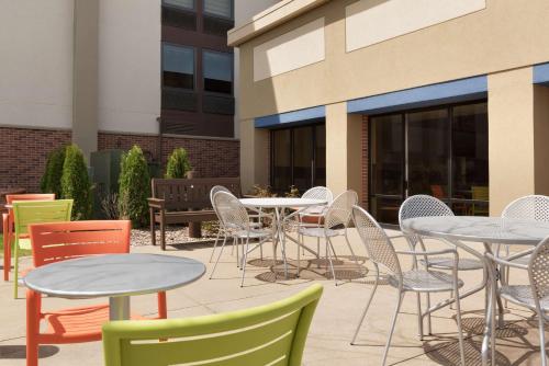 hampton inn appleton fox river mall area