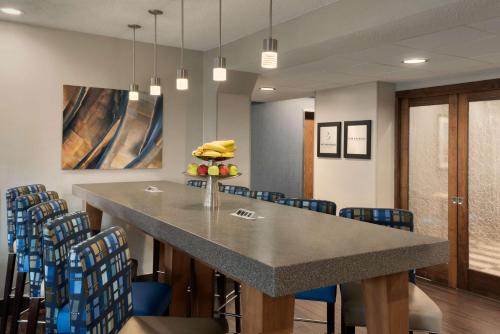 hampton inn appleton fox river mall area
