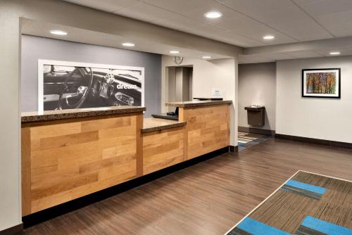 hampton inn appleton fox river mall area