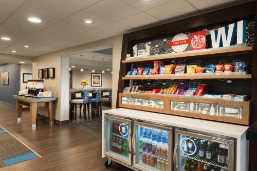 hampton inn appleton fox river mall area