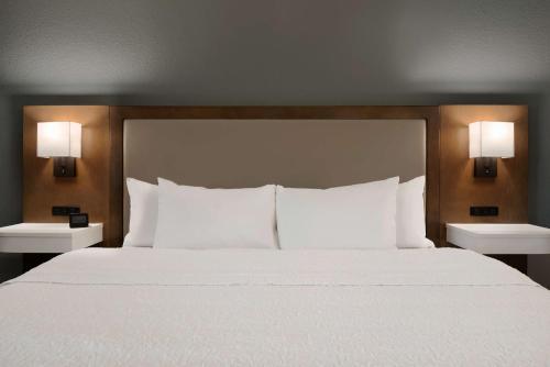 hampton inn appleton fox river mall area