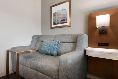 hampton inn appleton fox river mall area