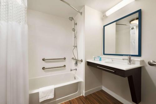 hampton inn appleton fox river mall area