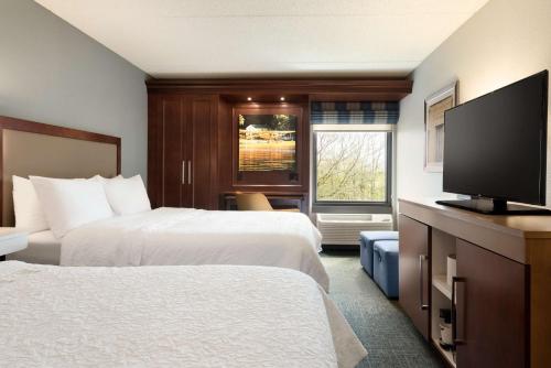 hampton inn appleton fox river mall area