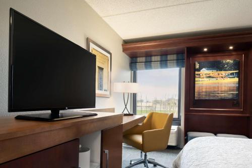 hampton inn appleton fox river mall area