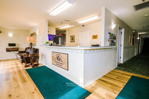 mountain host motor inn