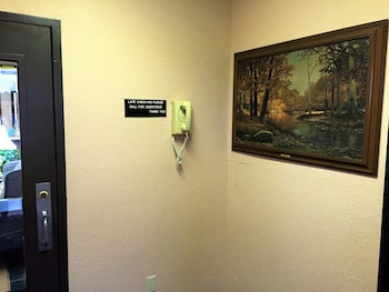 Travelodge By Wyndham Redwood Falls,,2 star