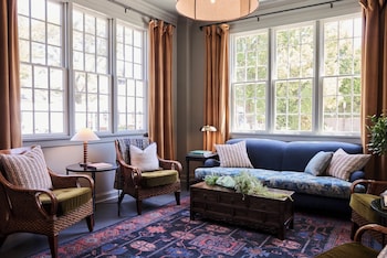 the harbor front inn