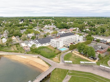 the harbor front inn