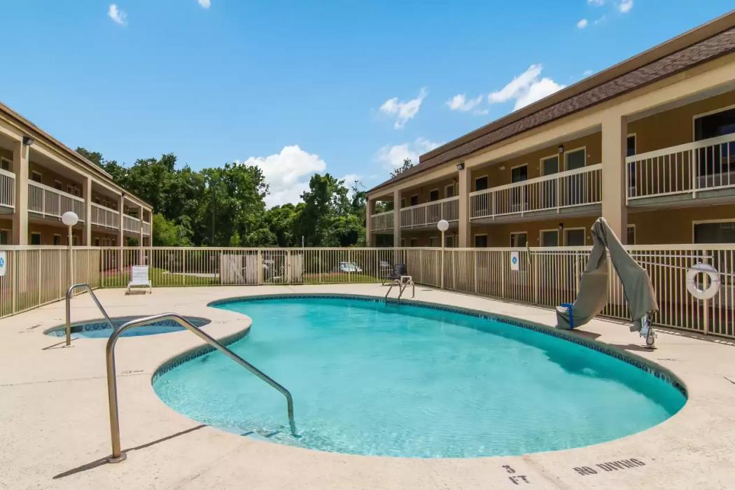 suburban studios hotel kingsland near i 95