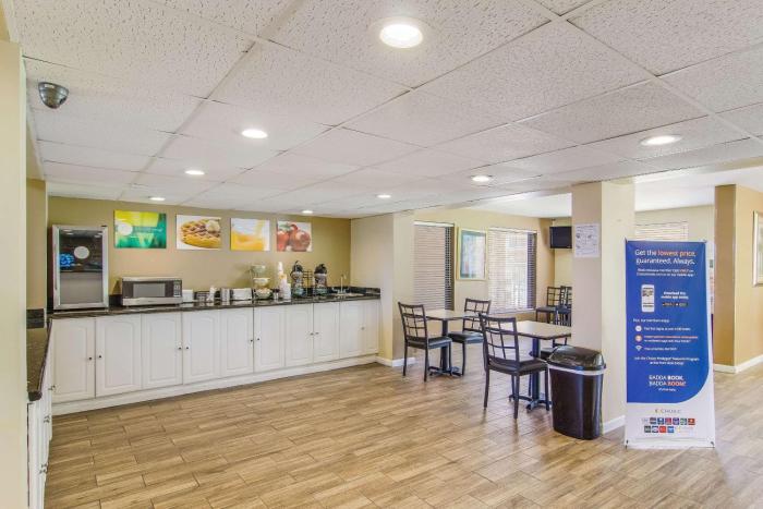 suburban studios hotel kingsland near i 95