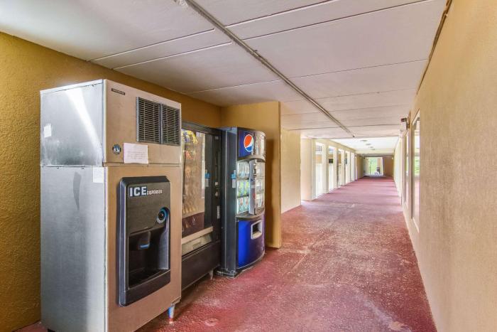 suburban studios hotel kingsland near i 95