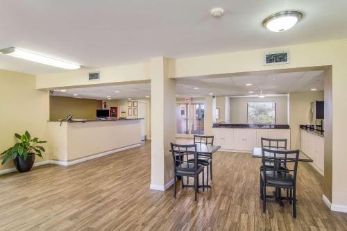 suburban studios hotel kingsland near i 95