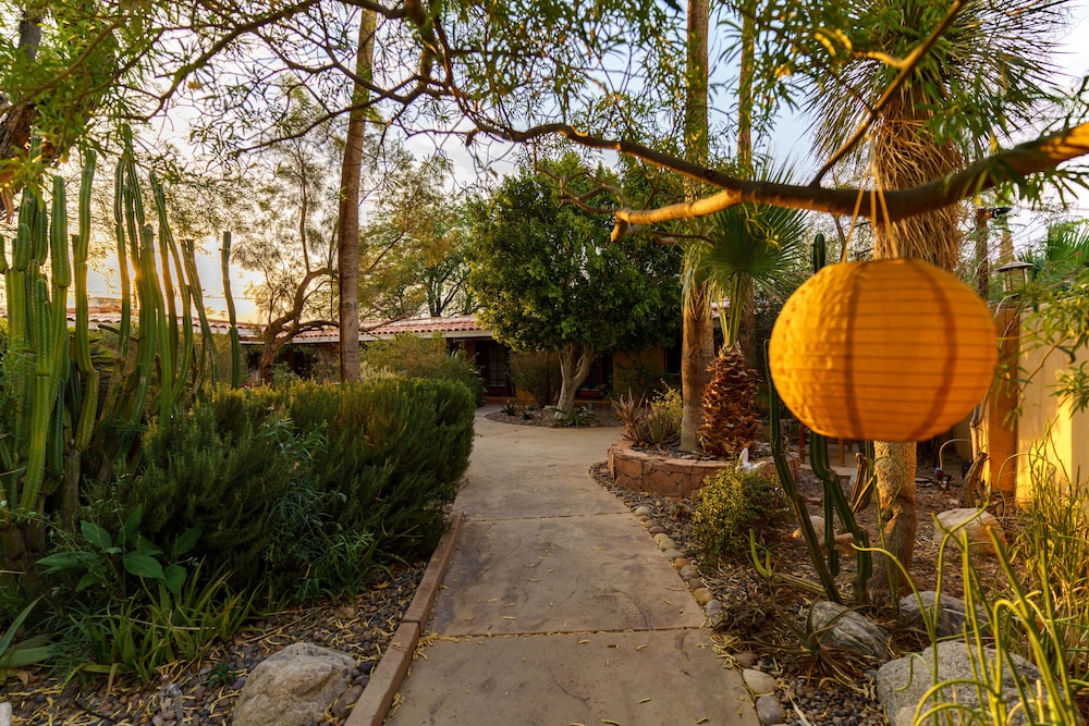 The Good House,Near Cabot's Pueblo Museum,3 star