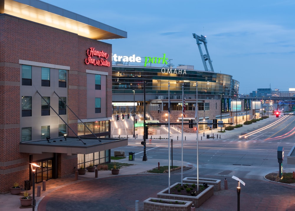 hampton inn and suites omaha downtown