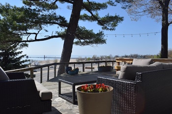 looking glass beachfront inn