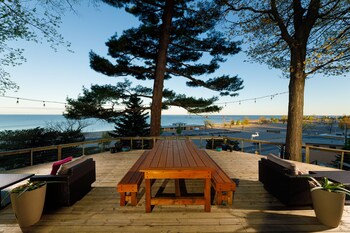 looking glass beachfront inn