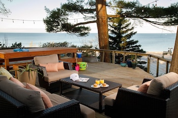 looking glass beachfront inn