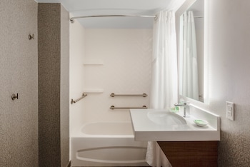 Holiday Inn La Mirada - Buena Park,Artesia>>Anaheim,3 star