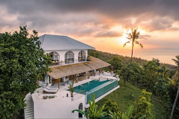 new stunning 4br jungle view villa in lovina