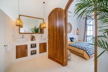 new stunning 4br jungle view villa in lovina