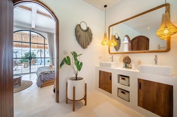 new stunning 4br jungle view villa in lovina