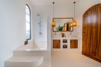 new stunning 4br jungle view villa in lovina