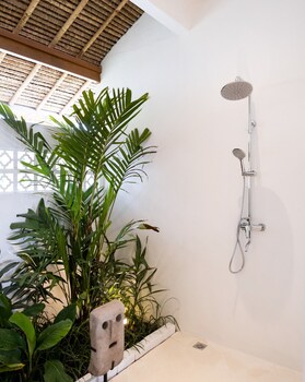 new stunning 4br jungle view villa in lovina