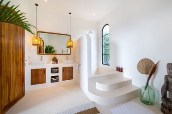 new stunning 4br jungle view villa in lovina