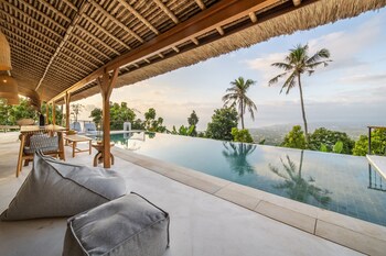 new stunning 4br jungle view villa in lovina