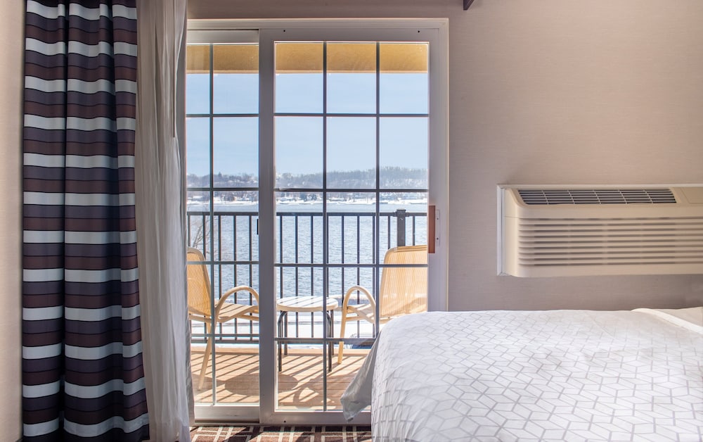 holiday inn express le claire riverfront davenport by ihg