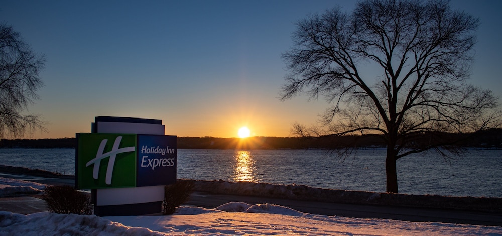 holiday inn express le claire riverfront davenport by ihg