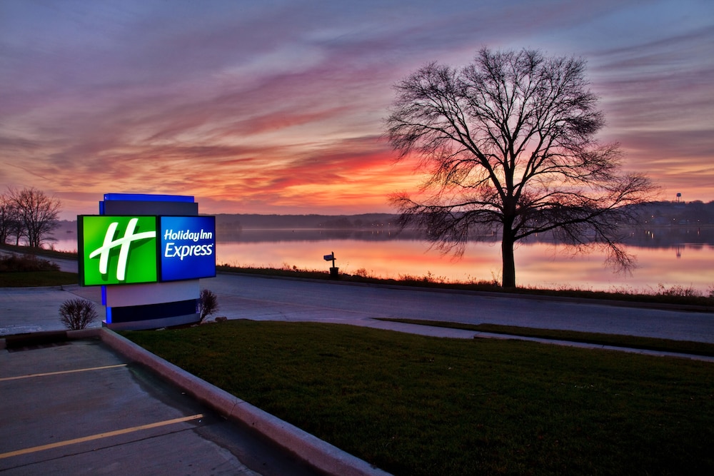 holiday inn express le claire riverfront davenport by ihg