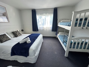 happy apple backpackers