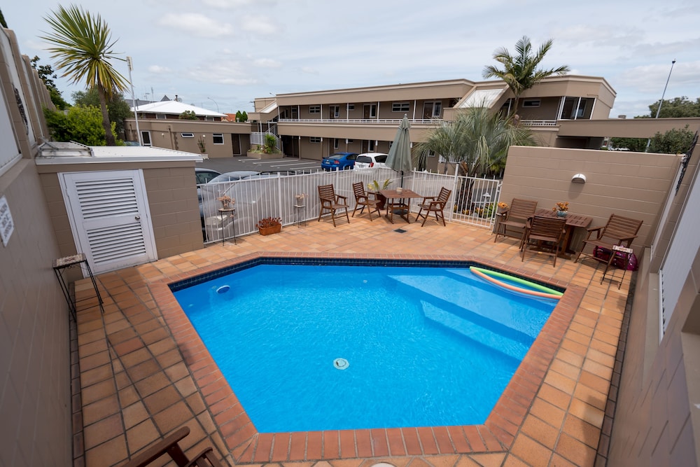 baywatch motor inn