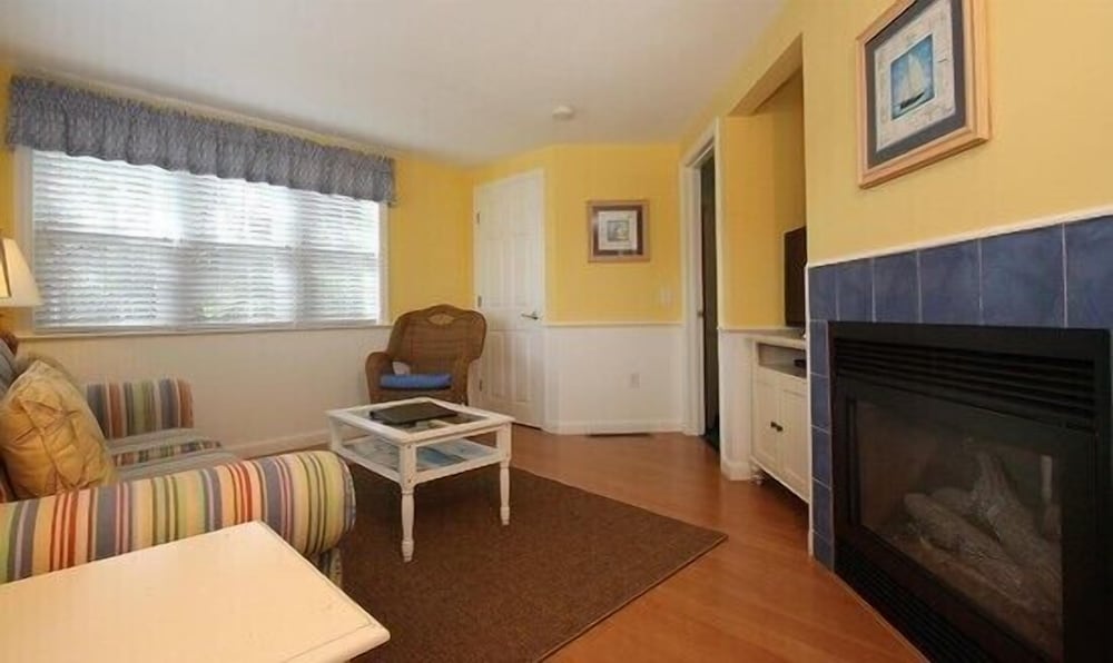 colonial acres resort