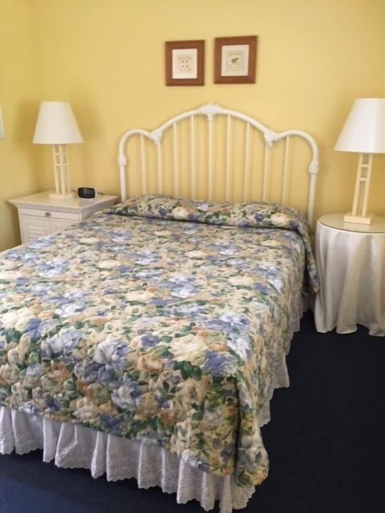 colonial acres resort