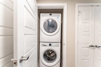 airy 1br king suite close to downtown w fast wifi