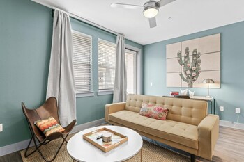airy 1br king suite close to downtown w fast wifi