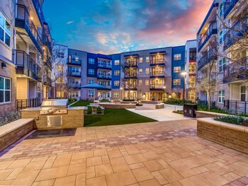 airy 1br king suite close to downtown w fast wifi
