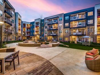 airy 1br king suite close to downtown w fast wifi