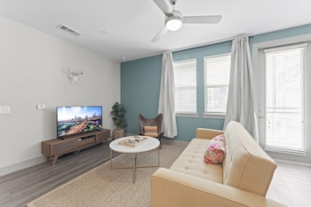 airy 1br king suite close to downtown w fast wifi