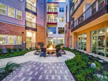 airy 1br king suite close to downtown w fast wifi