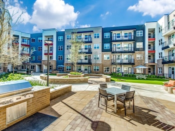 airy 1br king suite close to downtown w fast wifi