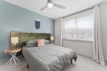 airy 1br king suite close to downtown w fast wifi