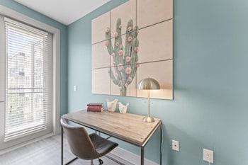 airy 1br king suite close to downtown w fast wifi
