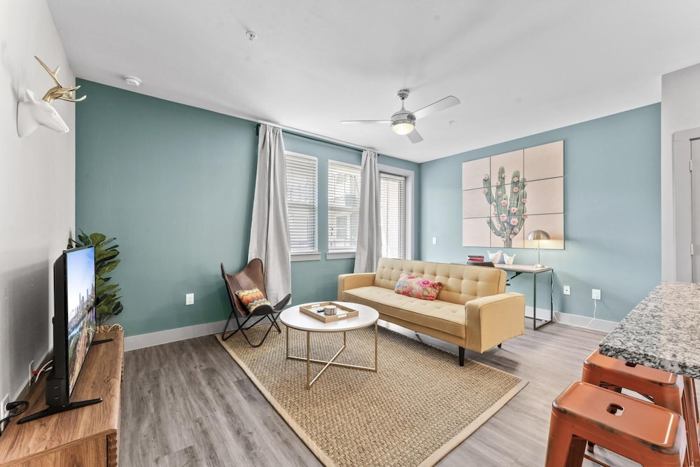 airy 1br king suite close to downtown w fast wifi